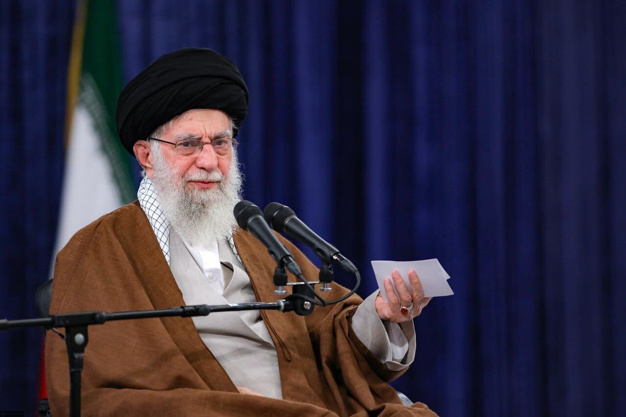 L’ayatollah Khamenei prie pour le retour sain et sauf du président Raïssi après l’incident de l’hélicoptère